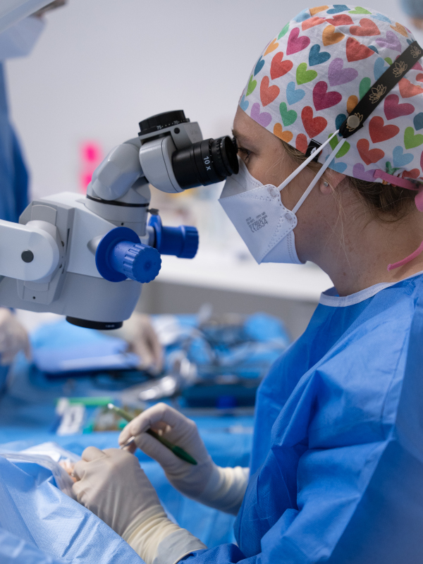 Prof. Leydolt im OP Augenchirurgin bei der Phakoemulsifikation Graue Star Operation